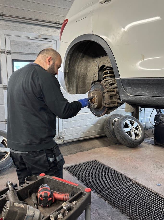 Bromssystem och bromsarbete i verkstad