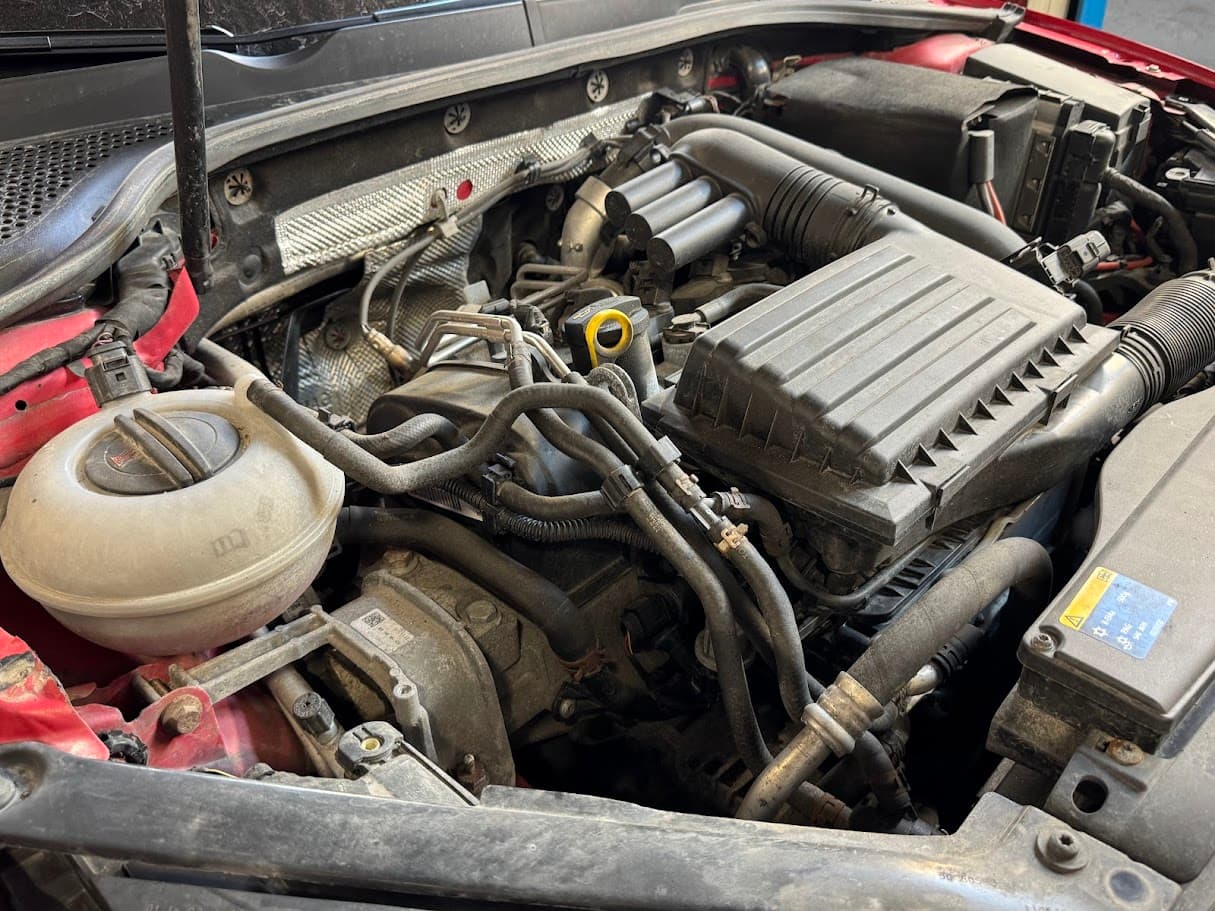 Motor och motorrum i verkstadsmiljö